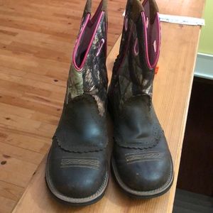 Size 9 Ariat cowboy boots